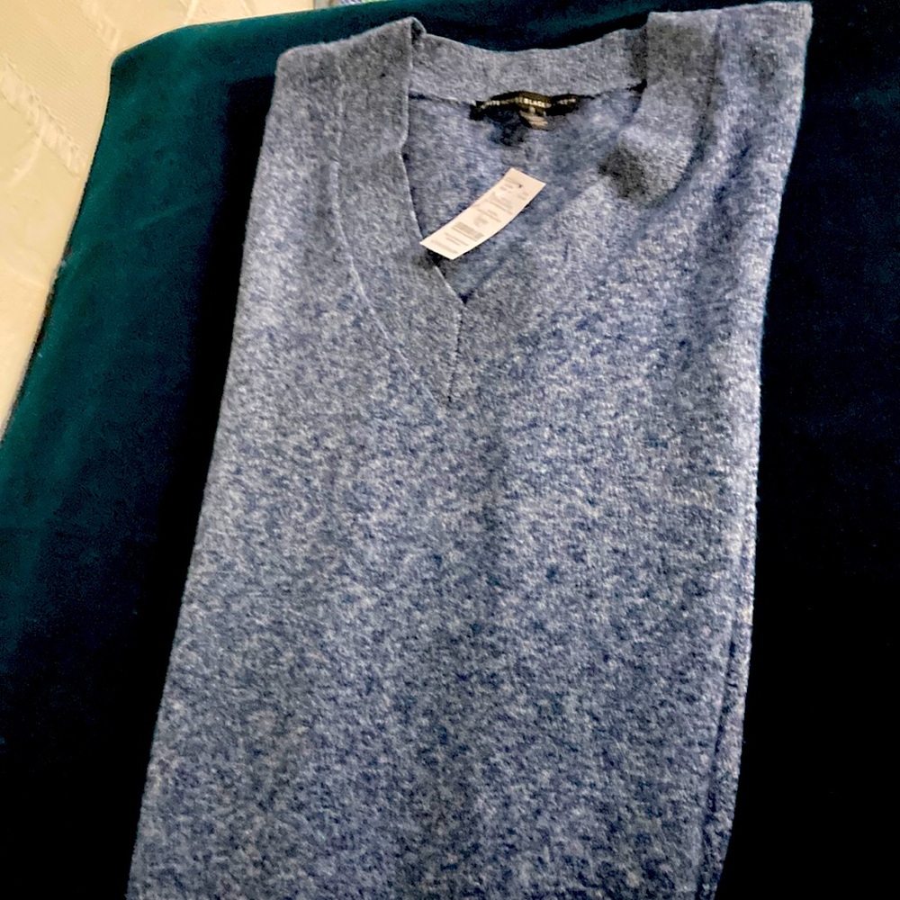 NWT WHITEHOUSE BLACK MARKET V NECK SWEATER in misses Large.